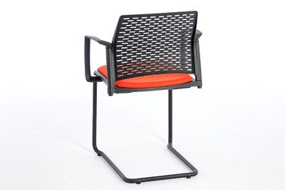 Bequeme & stapelbare Freischwinger Stühle